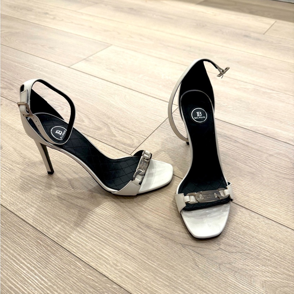 White Balmain heels size 38
Only worn once good condition